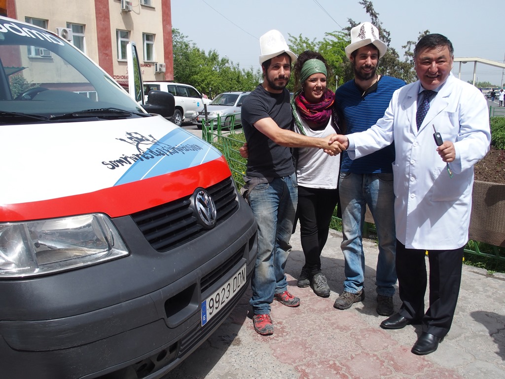 Handing over the keys of Somriures del Kirguizistan ambulance at Bishkek Maternity Hospital