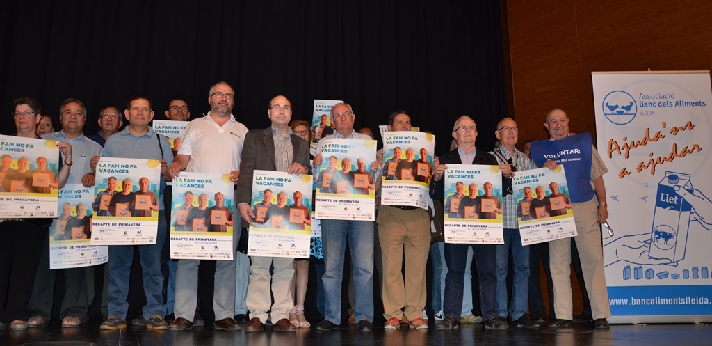 Durante la presentación de la campaña del Banc dels Aliments, los voluntarios y patrocinadores se levantaron para fotografiarse con el cartel. RSC