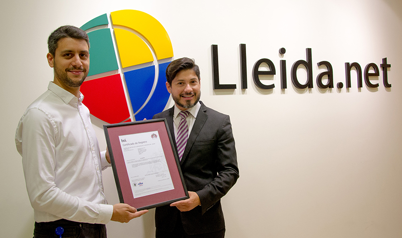 Jordi Ramon, Directeur de la technologie (CTO) de Lleida.net, en train de recevoir la certification de la main de David Díaz, responsable territorial de BSI