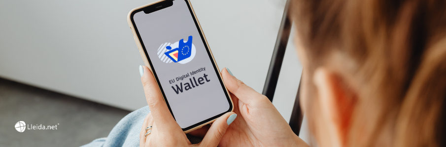 Mans sostenint un telèfon intel·ligent que mostra a la pantalla l’aplicació EUDI Wallet o Cartera Europea d’Identitat Digital